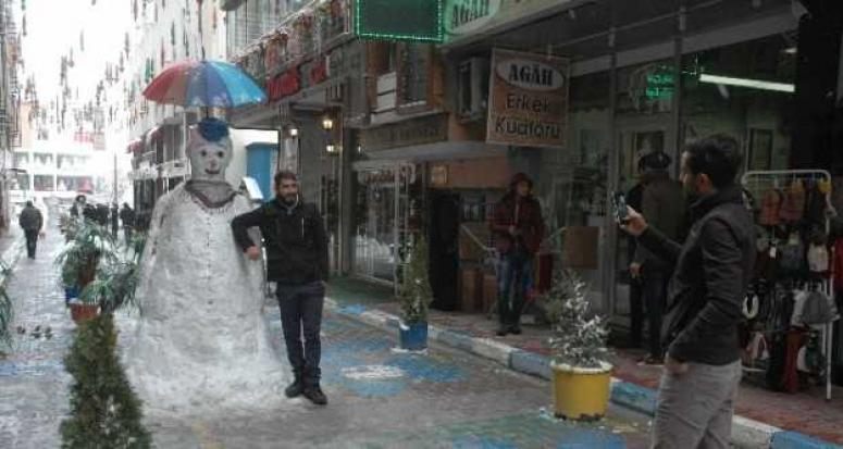 Esnaf kar yağışını eğlenceye çevirdi