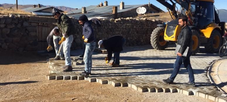 Aşağı Çanak Mahallesinin yolu bordürlü kilitli taşa kavuşuyor