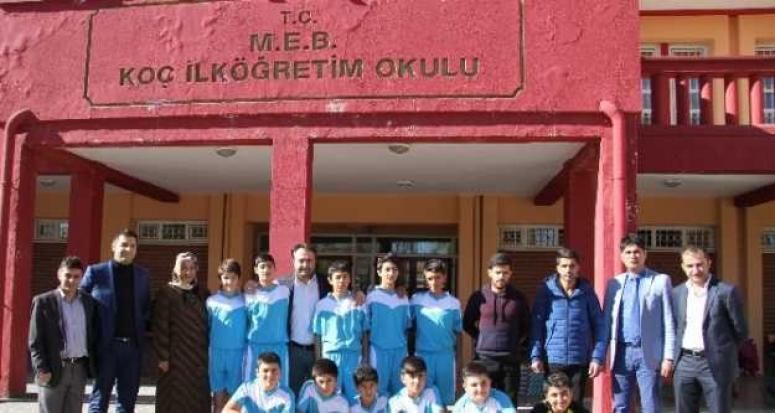 Vanlı iş adamından başarılı öğrencilere forma