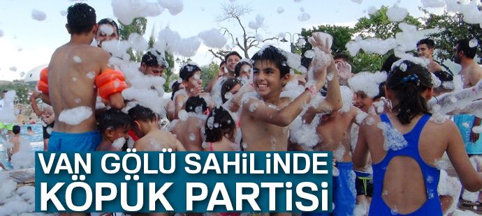 Van Gölü sahilinde köpük partisi