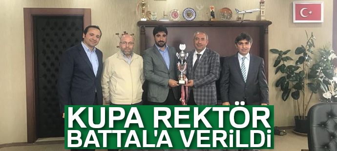 Van YYÜ masa tenisi takımı, aldıkları kupayı Rektör Battal