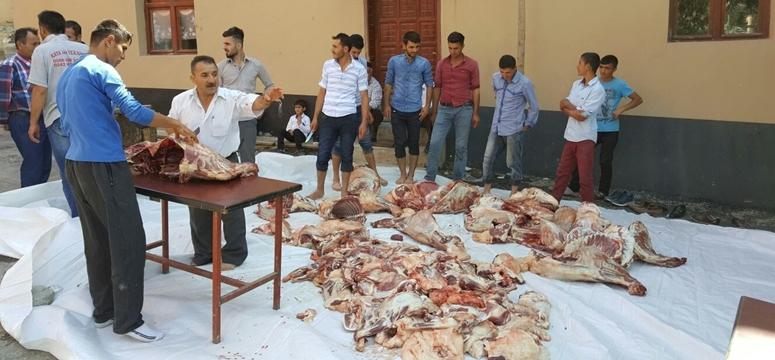 Bu köyde kurbanlar bir yerde toplanıp öyle dağıtılır