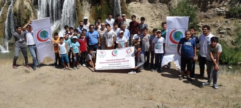 Yaz kursunu tamamlayan çocuklar şelaleyi gezdi