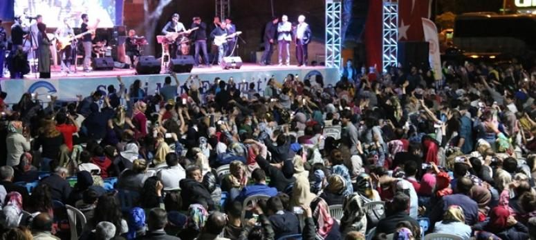  Van Gölü sahilinde Uğur Işılak coşkusu