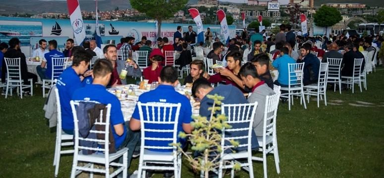  Vali Taşyapan gençlerle iftar yaptı
