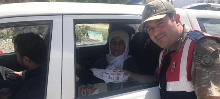 Jandarma, bu kez ceza yerine lokum ikram etti