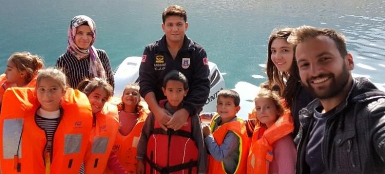 Jandarma, Vanlı çocukları Van Gölü ile buluşturdu