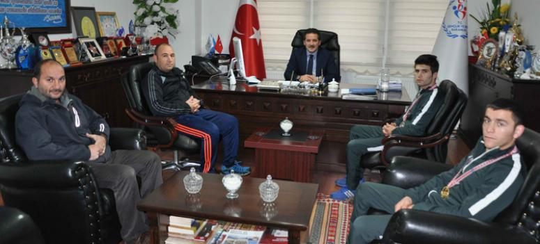Vanlı boksörler madalyalarla döndü