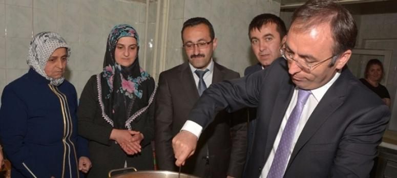 Başkan Vekili Akgül kilim dokuyup yemek pişirdi