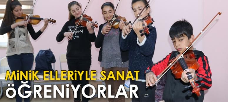 Minik elleriyle sanat öğreniyorlar