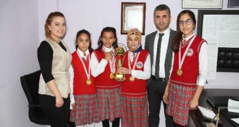 Cumhuriyet Ortaokulu öğrencilerinden büyük başarı