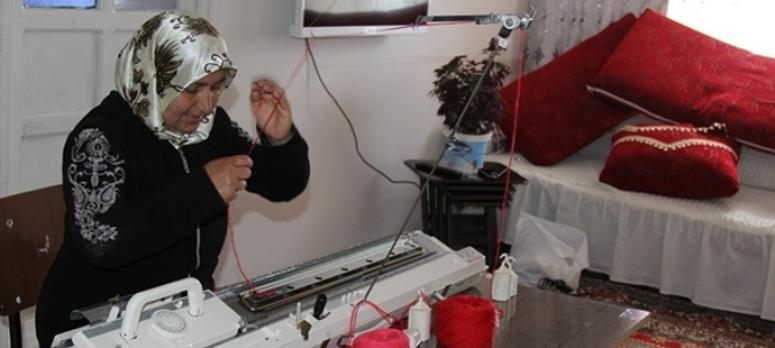 Kendi ürettiklerini satarak çocuklarına bakıyor
