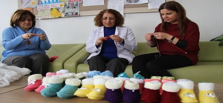 Öğretmenler minik ayaklar için örüyor