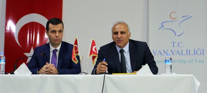 Vali Zorluoğlu, Özalplı muhtarlarla buluştu