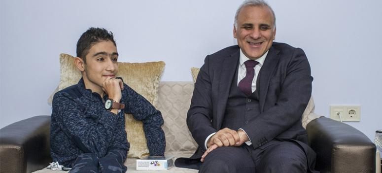 Vali Zorluoğlu, hidrosefali hastası Enes