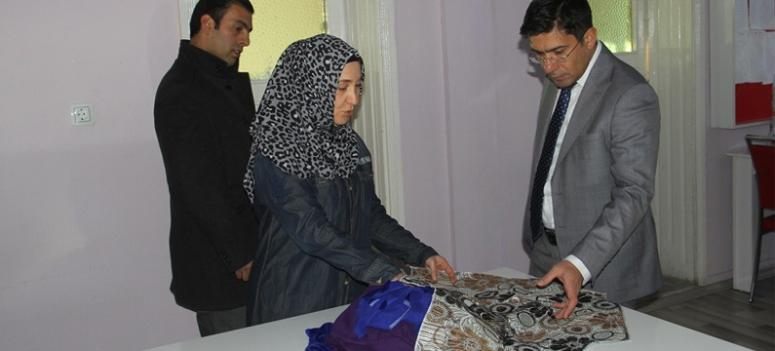 Başkan Vekili Öztürk, ziyaret ettiği kilim atölyelerinde kilim dokudu