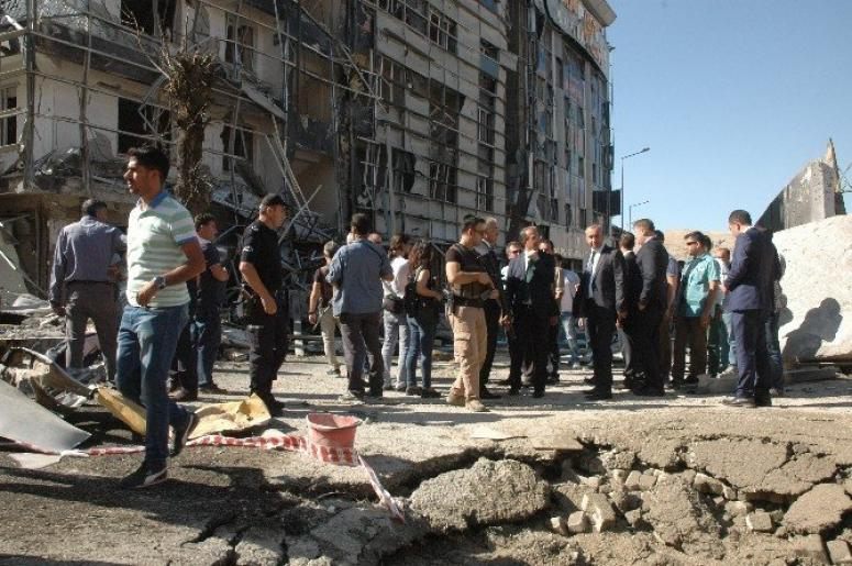 Van Valisi Taşyapan olay yerinde incelemelerde bulundu