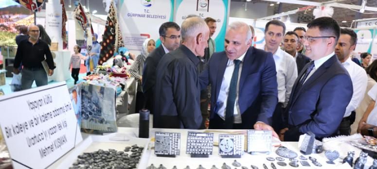 Vali Zorluoğlu Gürpınar standını ziyaret etti