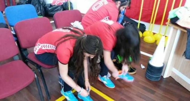 Polisten kız öğrencilere spor malzemesi desteği