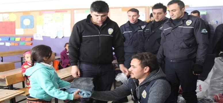 Polisten öğrencilere destek