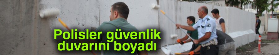 Polisler güvenlik duvarını boyadı