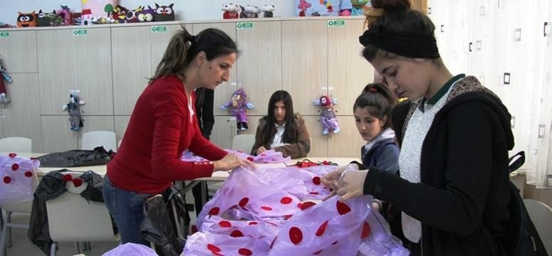 Çöp poşetleriyle 23 Nisan