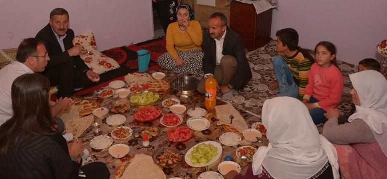 Akgül, dar gelirli ailelerin sofrasına iftar konuğu oldu