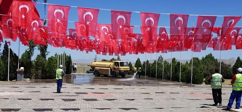 Zeve Şehitliği bayraklarla süslendi