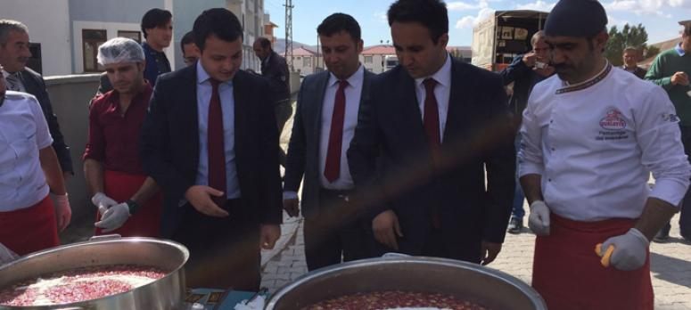 Çaldıran belediyesi 2 bin kişiye aşure dağıttı