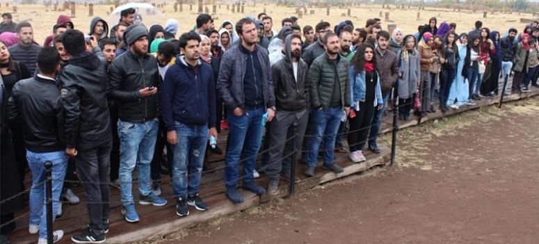 YYÜ Öğrenci Konseyinden Selçuklu Mezarlığına ziyaret