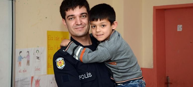 Polislerden minik öğrencilere sürpriz ziyaret