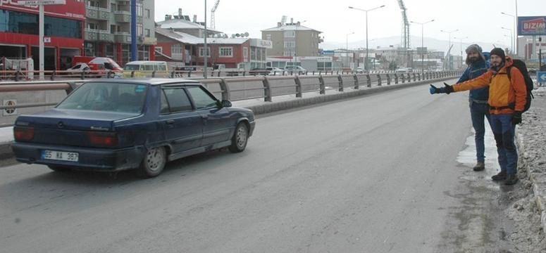 Otostop çekerek 2 yılda 60 il ve 4 ülke gezdiler