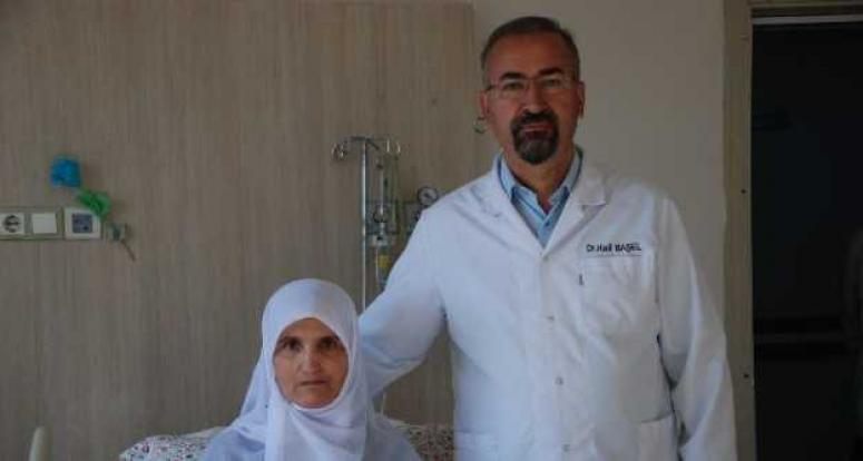Sedyeyle geldiği hastaneden yürüyerek çıktı