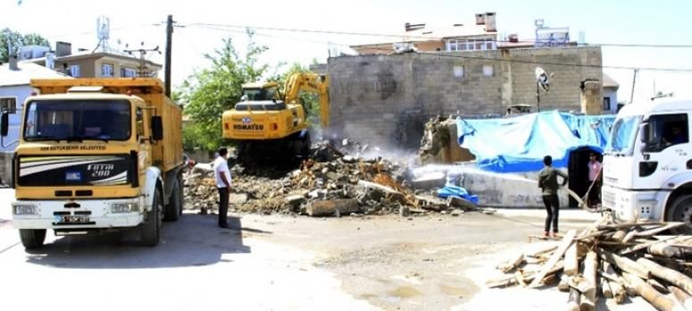 Vatandaş istiyor, büyükşehir yıkıyor