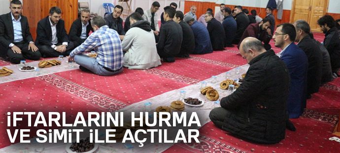 İftarlarını hurma ve simit ile açtılar