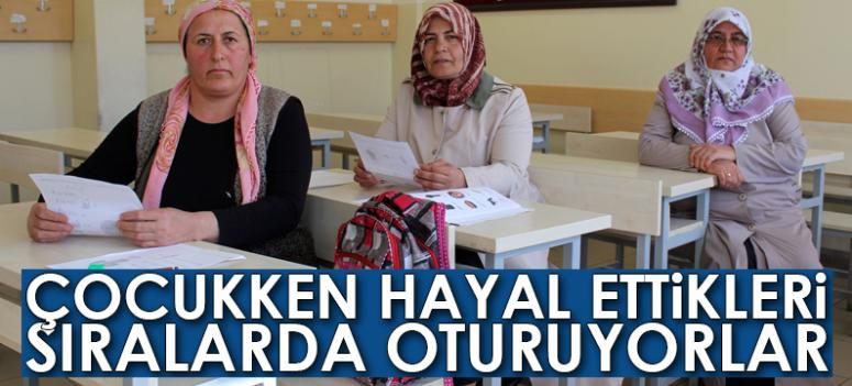Çocukken hayal ettikleri sıralarda oturuyorlar