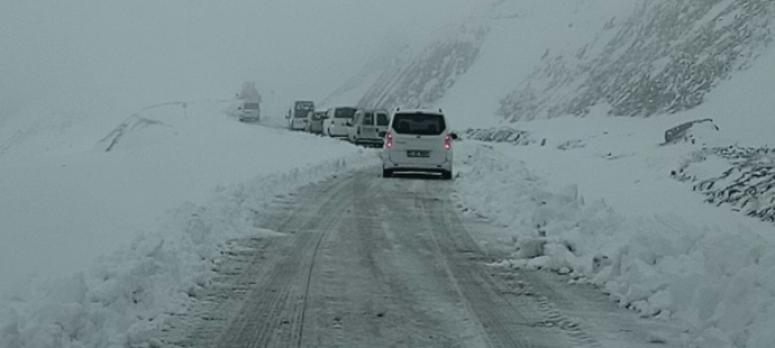 Van- Bahçesaray yolunda kar esareti