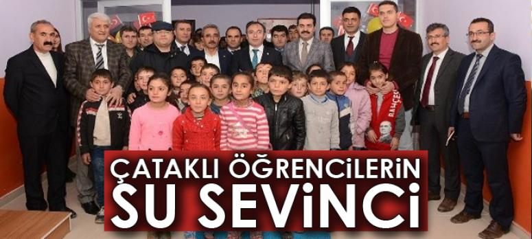 Çataklı öğrencilerin su sevinci