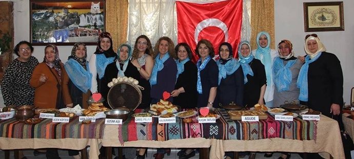 Vanlı kadınlardan Van pastası dağıtımı