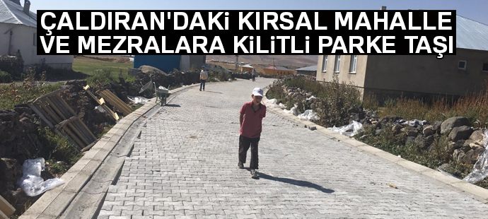 Çaldıran Belediyesi, kırsal mahalle ve mezralarda kilitli parke taşı çalışması devam ediyor