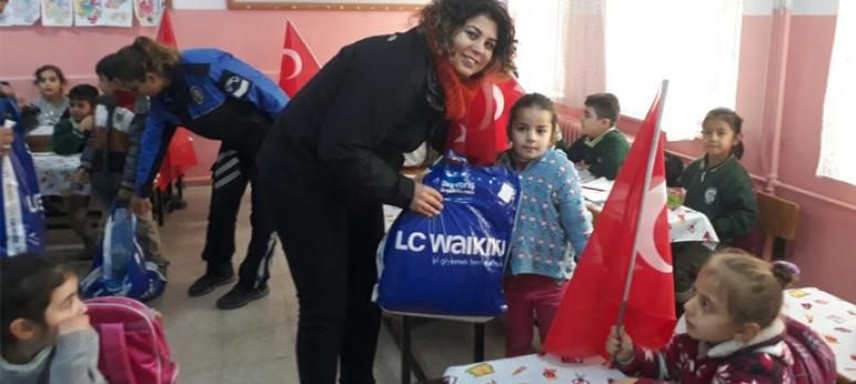 Van polisinden 2 bin 312 öğrenciye ayakkabı ve giyim desteği