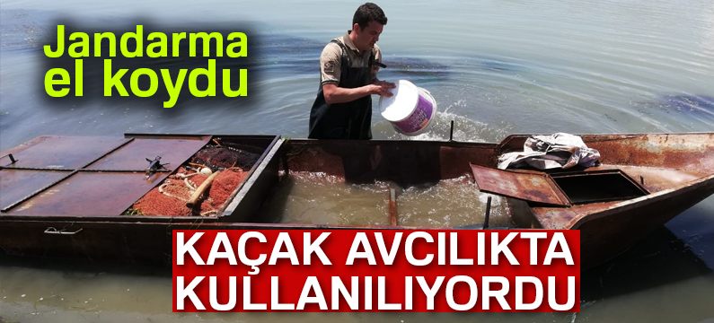 Jandarma kaçak avcılıkta kullanılan ve çayın derin sularına gömülen kayığa el koydu