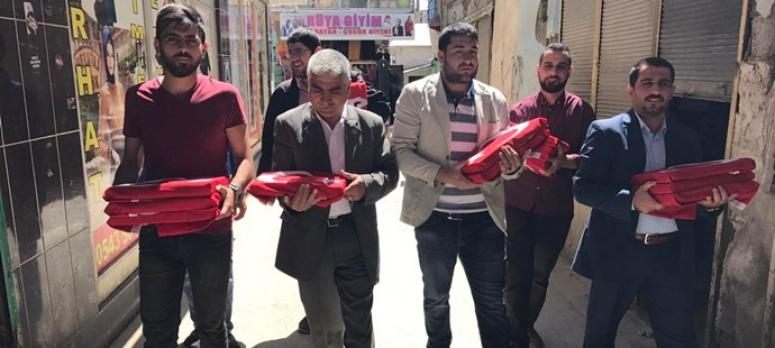 AK Partili gençlerden vatandaşa anlamlı hediye