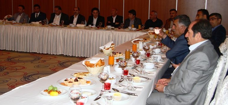 AK Parti gazetecilerle iftarda bir araya geldi 