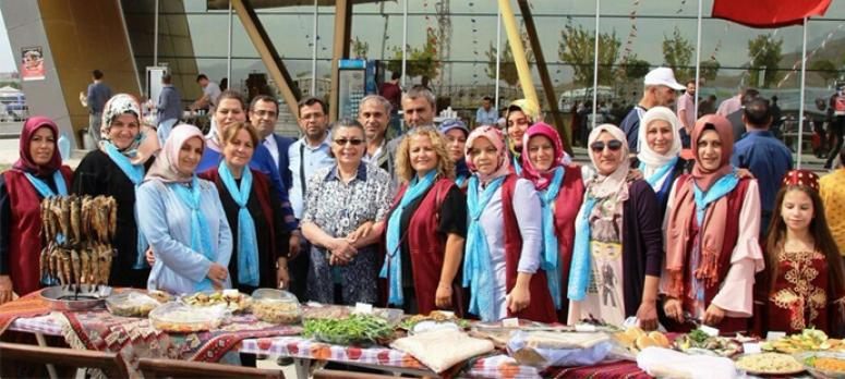 Mavi fularlılar Van balığını tanıttı