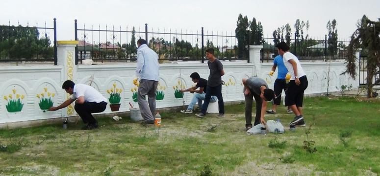 Milli Eğitim Müdürü boya yapıp sıra taşıdı