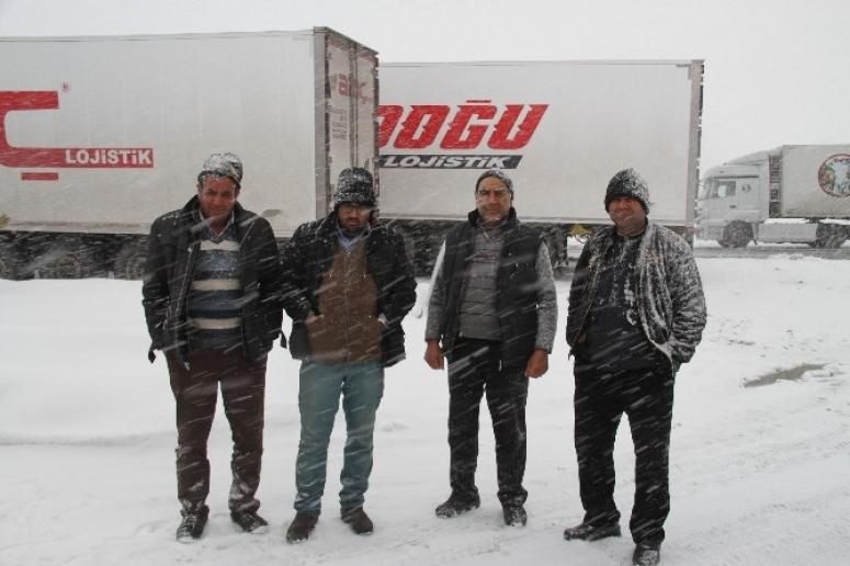 Yollar kapanınca tır sürücüleri Muradiye