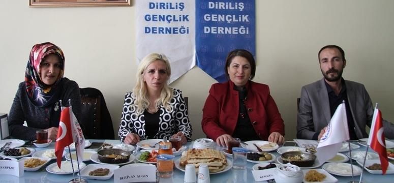 Diriliş Gençlik Derneğinde rozet töreni