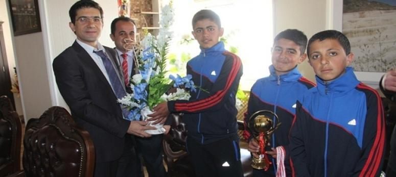 Kaymakam Öztürk dereceye giren sporcuları kabul etti