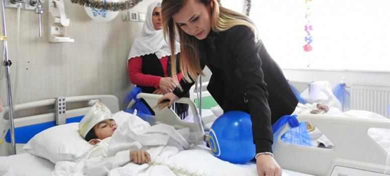 Kaymakam Uçar, üç kardeşi sünnet ettirdi